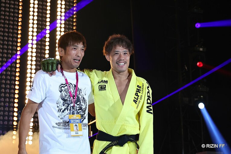 “日本格闘技界、影の番長”金原正徳はこの日もセコンドの所英男と入場　©RIZIN FF
