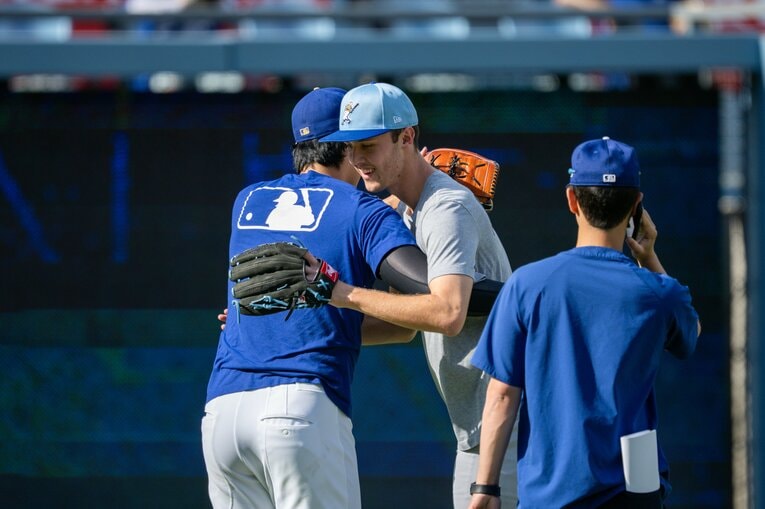 【Numberカメラマンが激写・大谷翔平の愛される日常】怪物右腕ミジオロウスキーに近づき…翔平から握手のちハグ！（全5枚中の4枚目）　©Nanae Suzuki