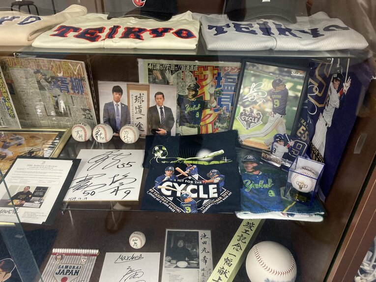 応接室に飾られたヤクルト塩見のサイン色紙など　©Number Web