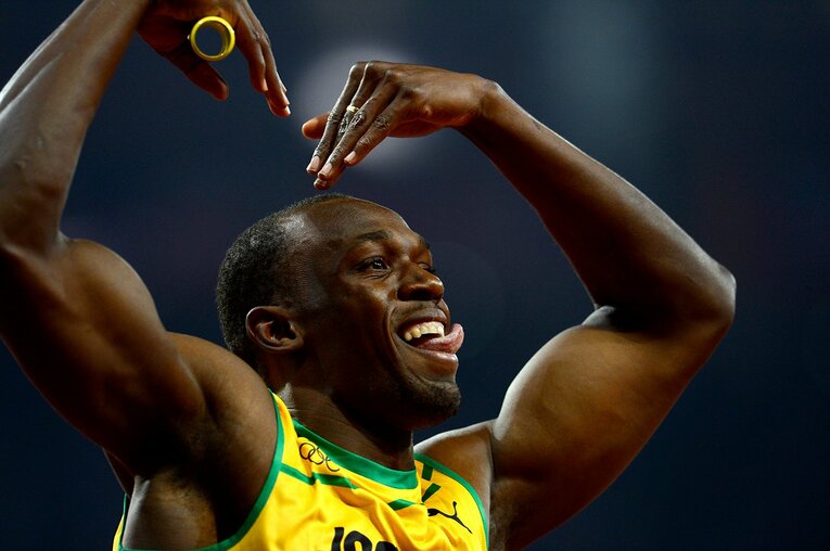 100m・200mに続き4×100mリレーも制し“三冠”を達成しておどけた表情を見せる　©Tsutomu Kishimoto　©IOC-All Right Reserved.