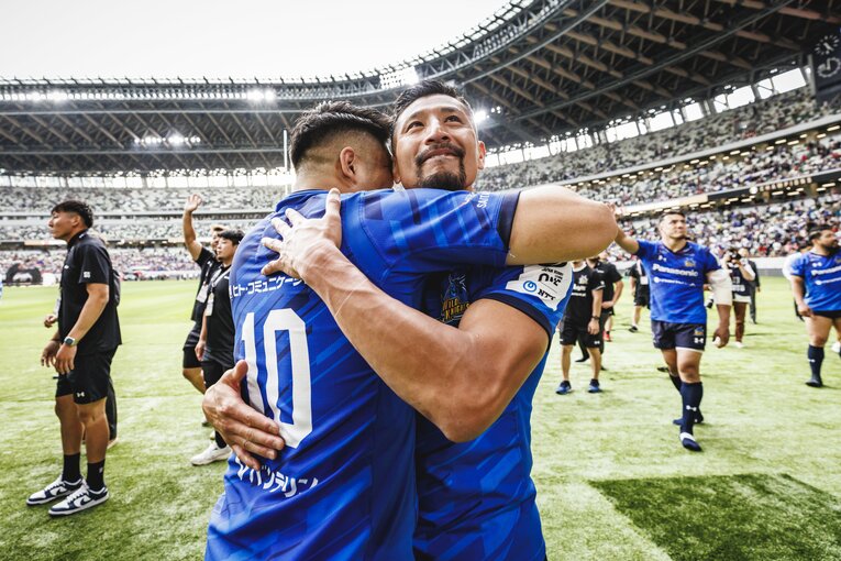 松田力也と内田啓介、涙の抱擁　©︎Kiichi Matsumoto