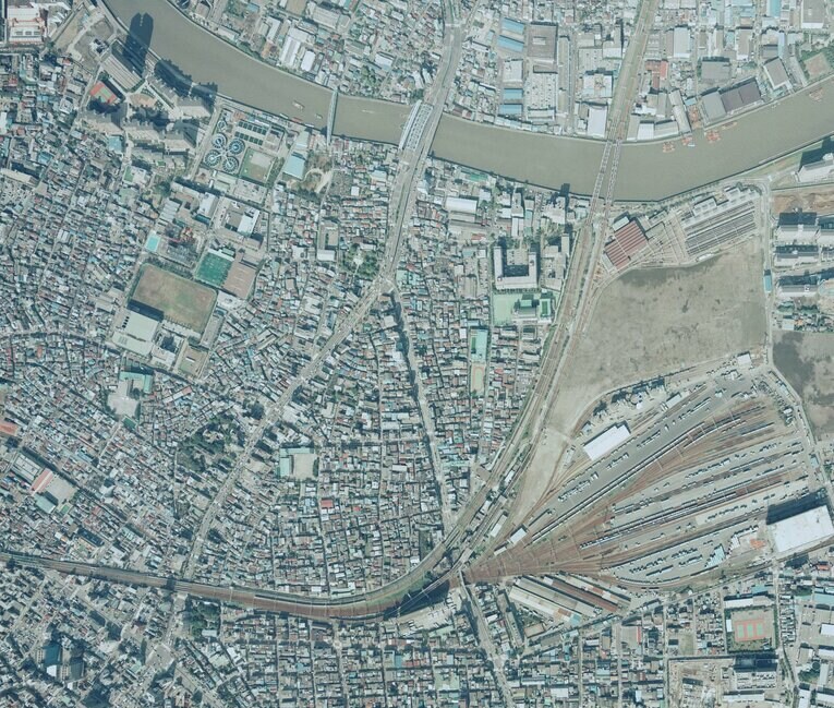 そして1992年の航空写真。東京スタジアムの跡地には荒川総合スポーツセンター、軟式野球場などがある　出典：国土地理院の空中写真