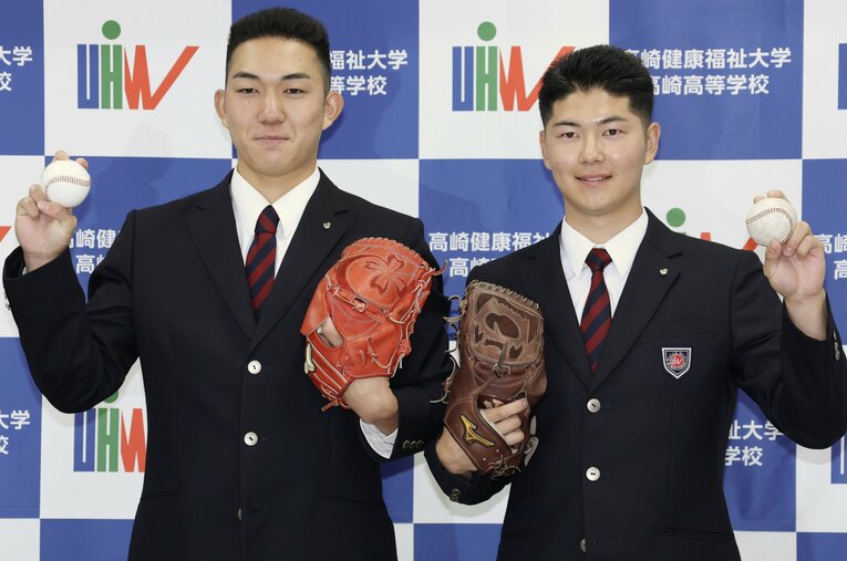 ロッテ1位の石垣元気（左）とポーズを決める健大高崎・佐藤龍月（オリックス3位）。昨春センバツ優勝投手がケガを克服し、プロの世界に挑む ／ photograph by JIJI PRESS