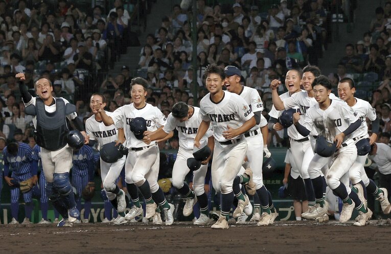 今夏の甲子園1回戦、青藍泰斗を下して2007年の決勝以来の勝利を挙げた佐賀北 ©KYODO
