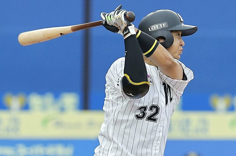 ルーキーながらいきなりサヨナラ安打を放つ活躍を見せた佐藤都志也。「MAJOR」の登場人物「佐藤寿也」と同音異字なのも話題だ。 ／ photograph by Kyodo News