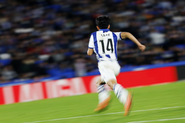 「クボは守備が力強くなったが、まだダメだ」中2日フル出場MVP久保建英へ辛口の愛…“ソシエダ会員歴44年”ホテルマンと「試合後つった足」(12)