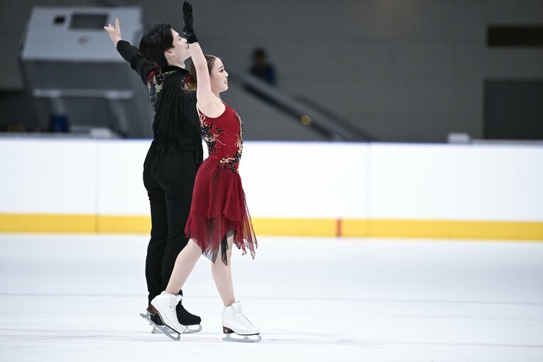 初の国際大会出場となった「木下グループ杯」で演技を行う紀平梨花・西山真瑚　©Asami Enomoto【スワイプするとそのほかの写真もご覧になれます】