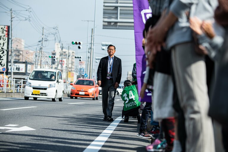 車道を悠然と歩く大八木監督　©Shigeki Yamamoto