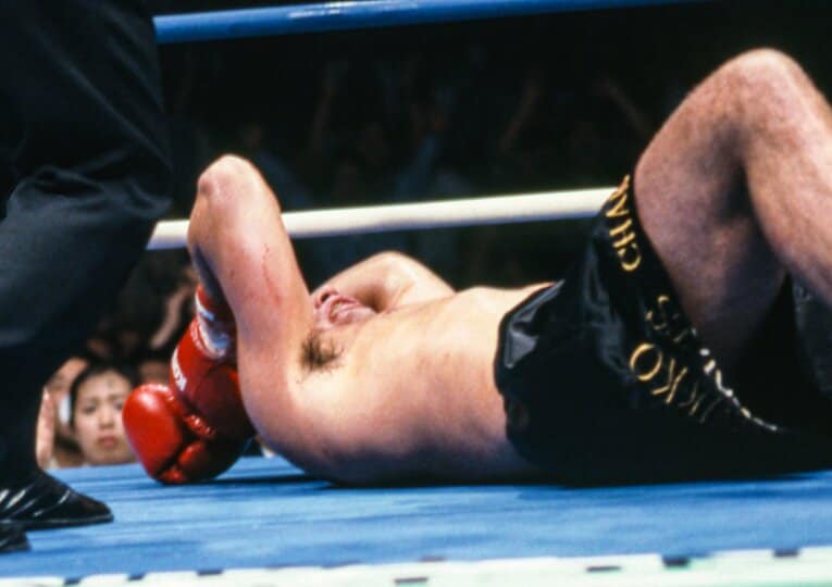 吹き飛んだ勢いで後頭部からマットに叩きつけられたアーツ　©Susumu Nagao