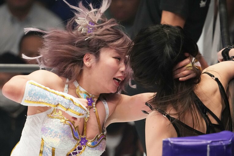 上谷沙弥にエルボーをかます中野たむ　©Masashi Hara