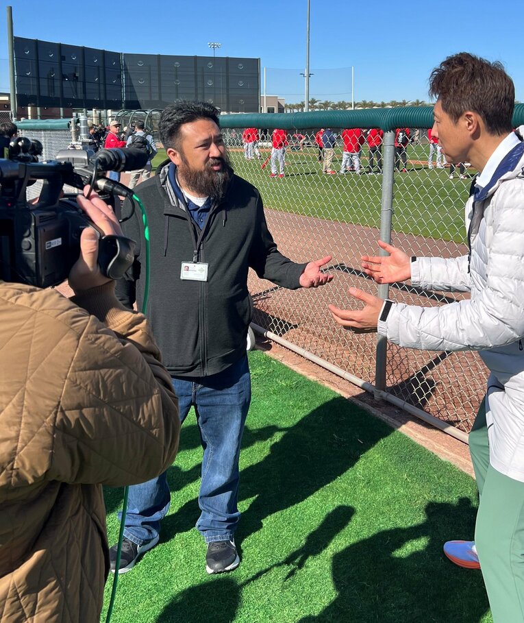 エンゼルスには辛口で知られるヘルナンデス記者。写真は松岡修造氏からの取材を受けた際の一枚　©Mamoru Shikama