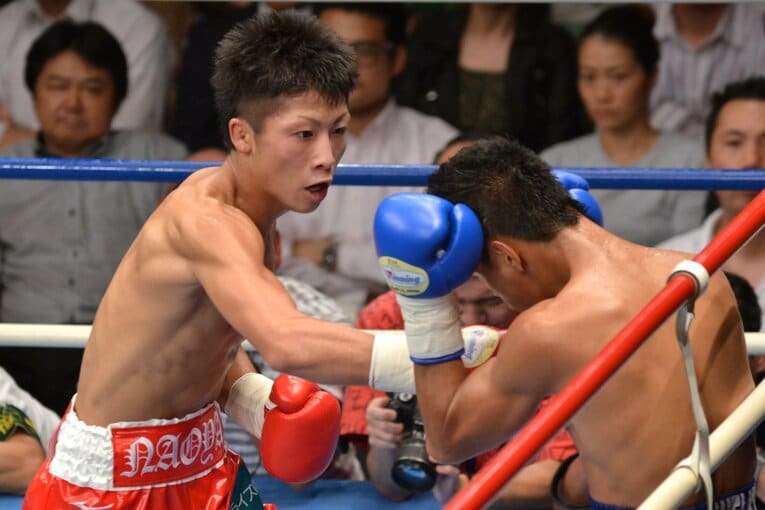 2012年10月、プロデビュー戦でKO勝ち（当時19歳）【2／3枚】　©AFLO