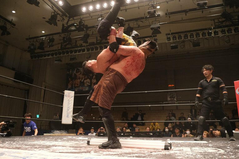 蛍光灯で殴り合い、大流血して…メキシコ人デスマッチファイター「もっと日本にいたい」ビオレント・ジャックの切実な思い「外国人がって…でも、ここがオレの家」(50)