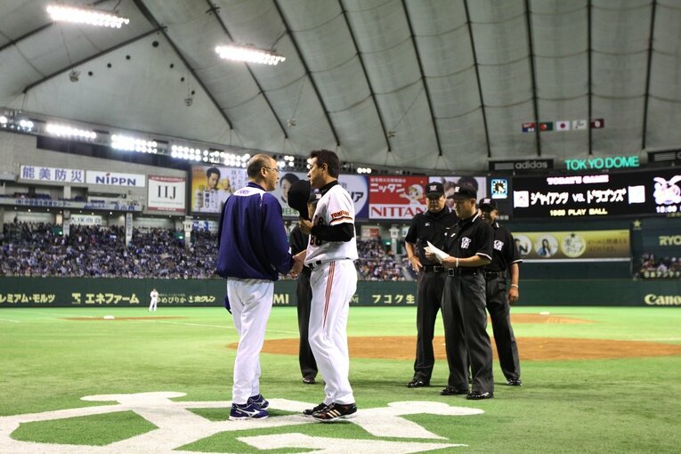 2011年の落合監督と原監督　©Sports Graphic Number