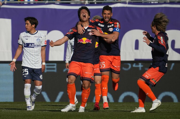 開幕戦で先制ゴールを決めた濱田水輝。新加入のガブリエウが祝福する　©Masashi Hara