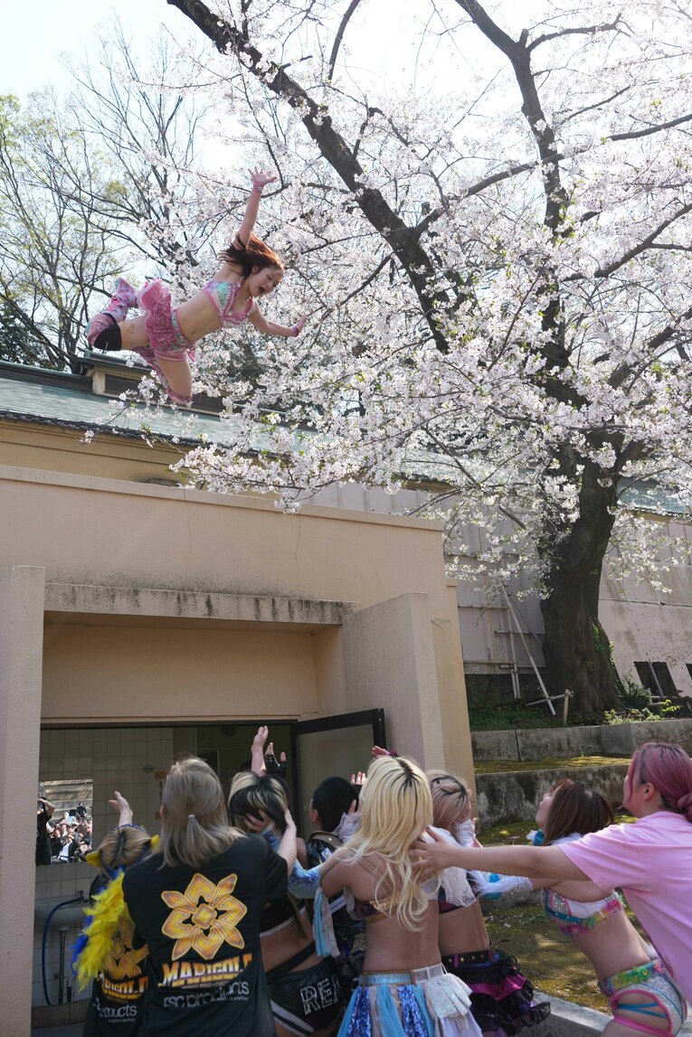 怖いものなし。高所から圧巻のプランチャ・スイシーダを放つ南小桃。3月29日、靖国神社相撲場　©Essei Hara