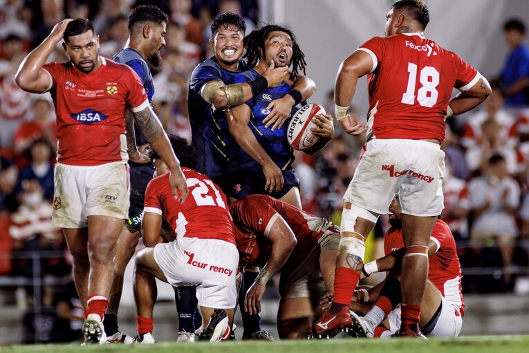 ジャッカルでピンチを阻止した堀江翔太を讃える姫野和樹（2／3枚）