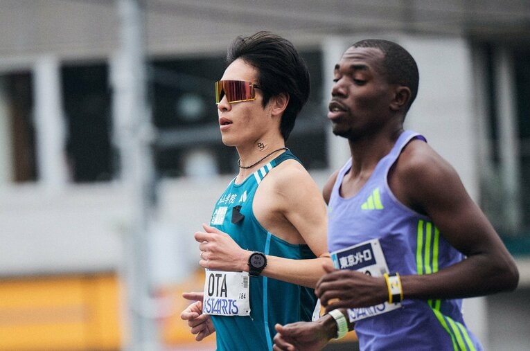 東京マラソンで力走する太田蒼生。この冬、マラソン界の話題をさらった青学大に対し、静かだった駒澤大はどんな動きをしているのか？ ／ photograph by Yuki Suenaga