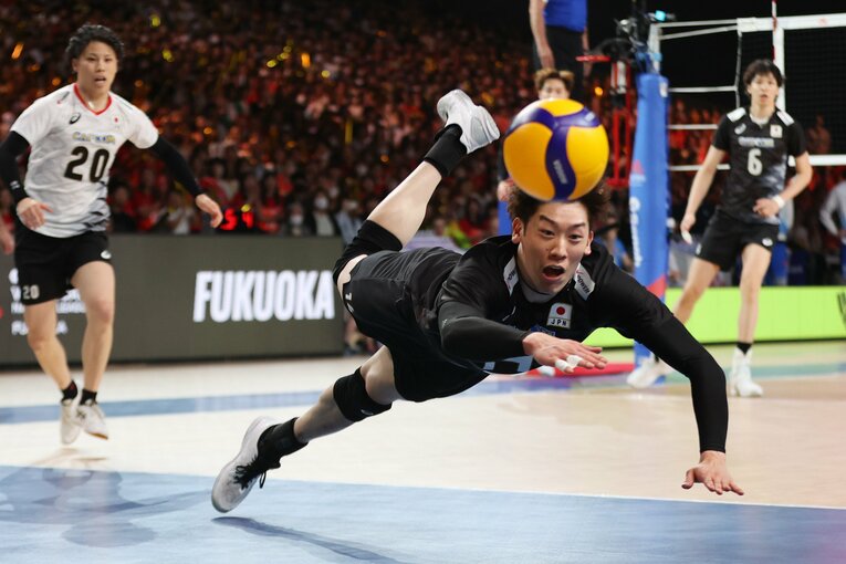 体を投げ出し、懸命にボールを追うキャプテン石川祐希　©︎JIJI PRESS