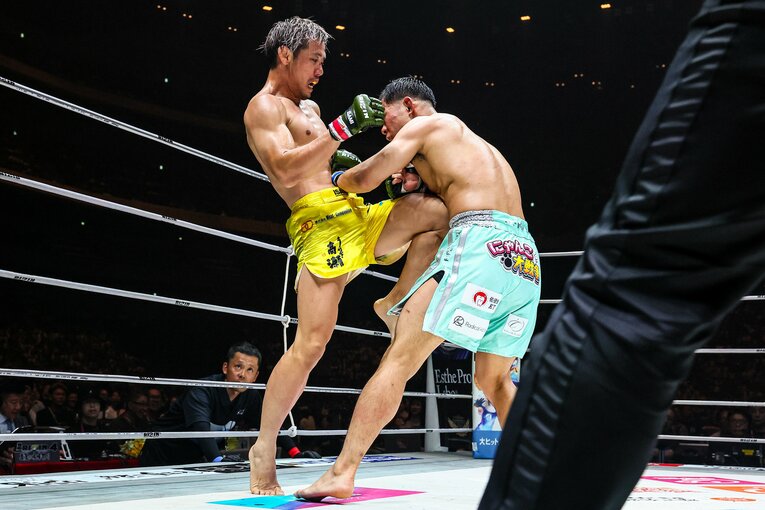 金原の強烈な膝蹴り　©RIZIN FF Susumu Nagao