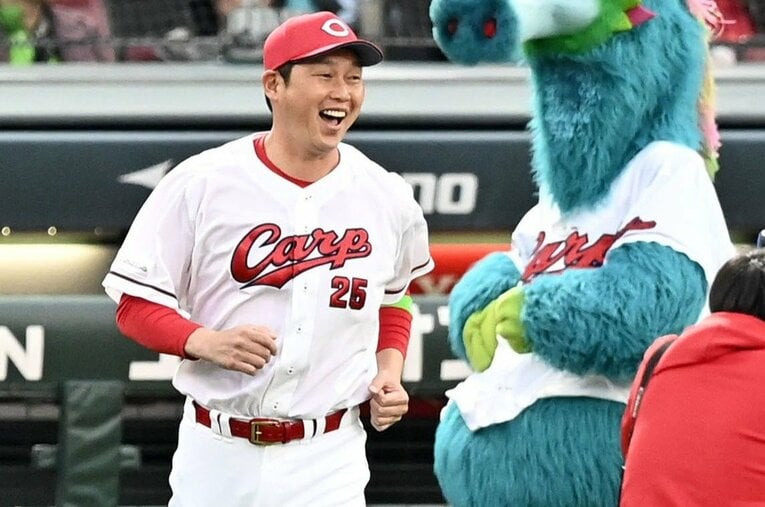 開幕戦のセレモニーで笑顔を見せた新井監督。この笑顔がシーズン後にも見られるか？ ／ photograph by KYODO