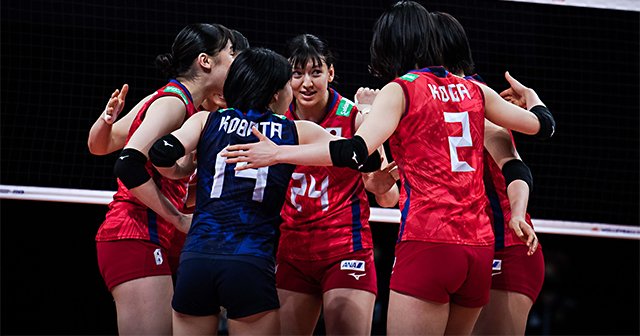 北京五輪世界最終予選兼アジア予選でカザフスタンに勝利し、竹下佳江とハイタッチで喜ぶ栗原恵（2008年5月撮影）― スポニチ Sponichi  Annex スポーツ
