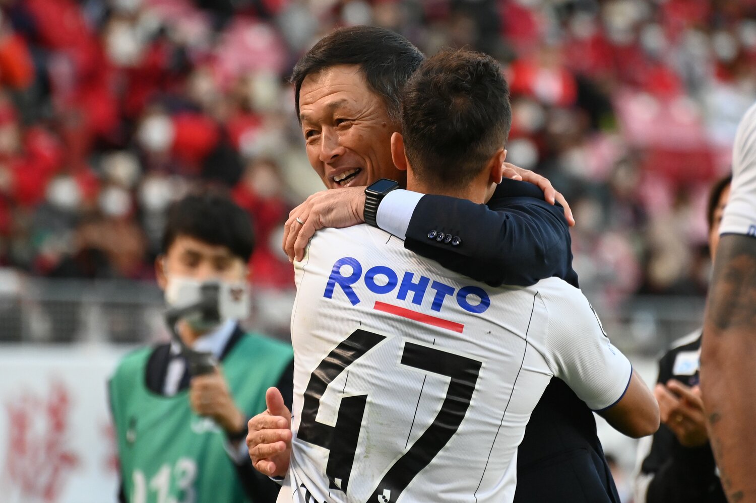 ファン・アラーノと抱擁を交わす松田浩監督