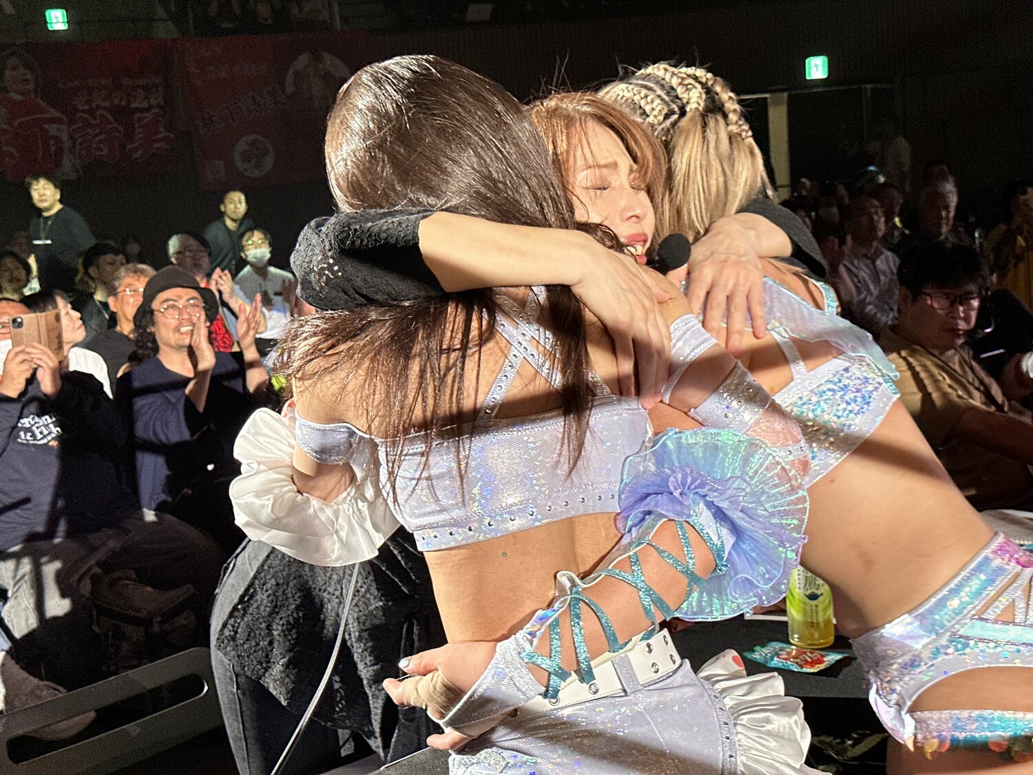 試合を終えた心希と桜井は、解説席の大向とハグ