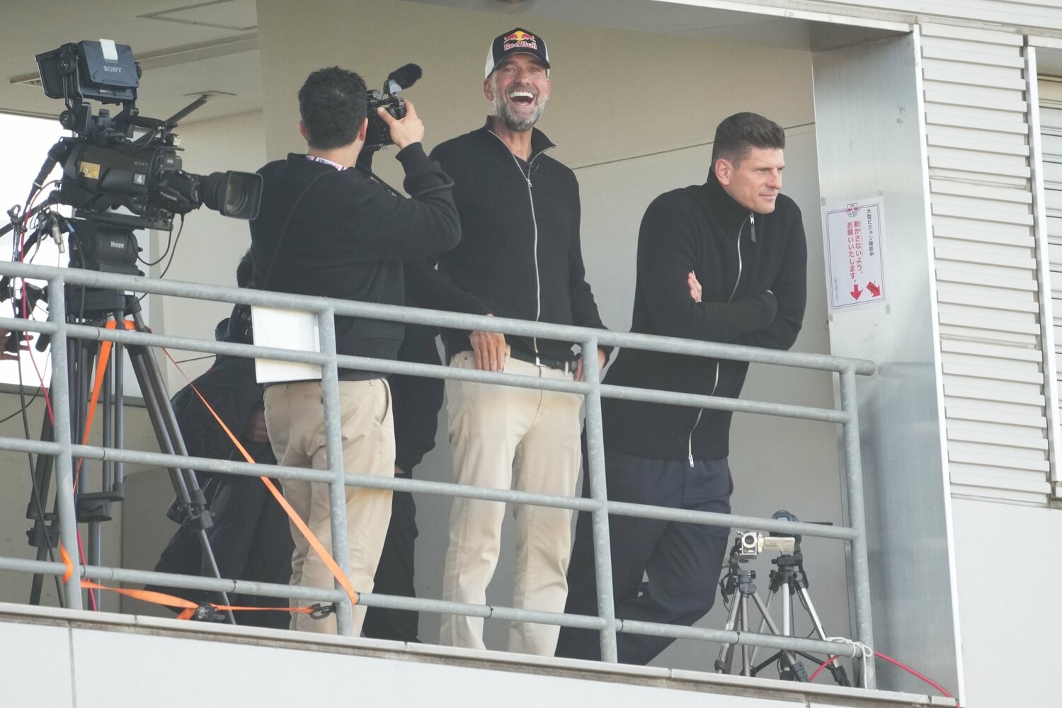 NACK5スタジアム大宮に来場したユルゲン・クロップ。隣にはマリオ・ゴメスの姿も　©Masashi Hara