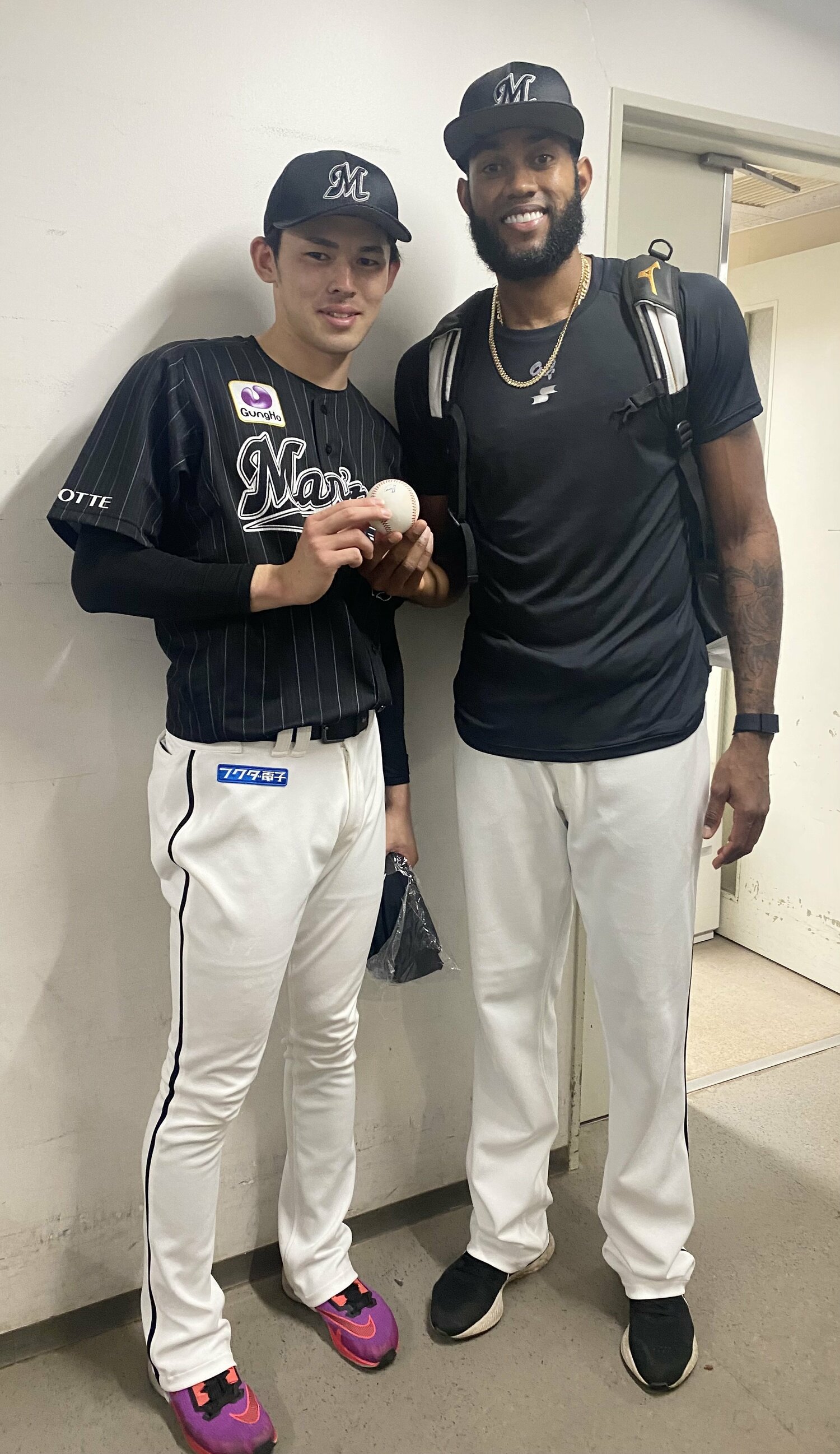 初セーブを挙げ佐々木朗希と記念写真におさまるゲレーロ　©︎Chiba Lotte Marines