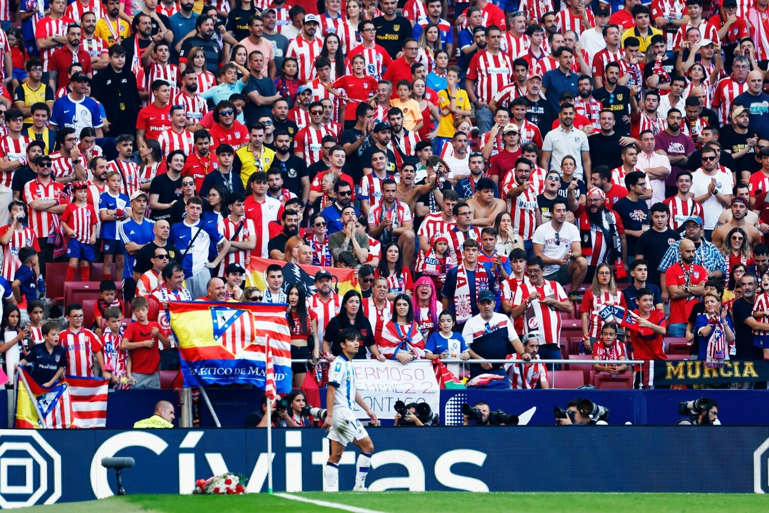 ブーイングを飛ばすサポーターと共に、久保の写真を撮影する現地カメラマンの姿も