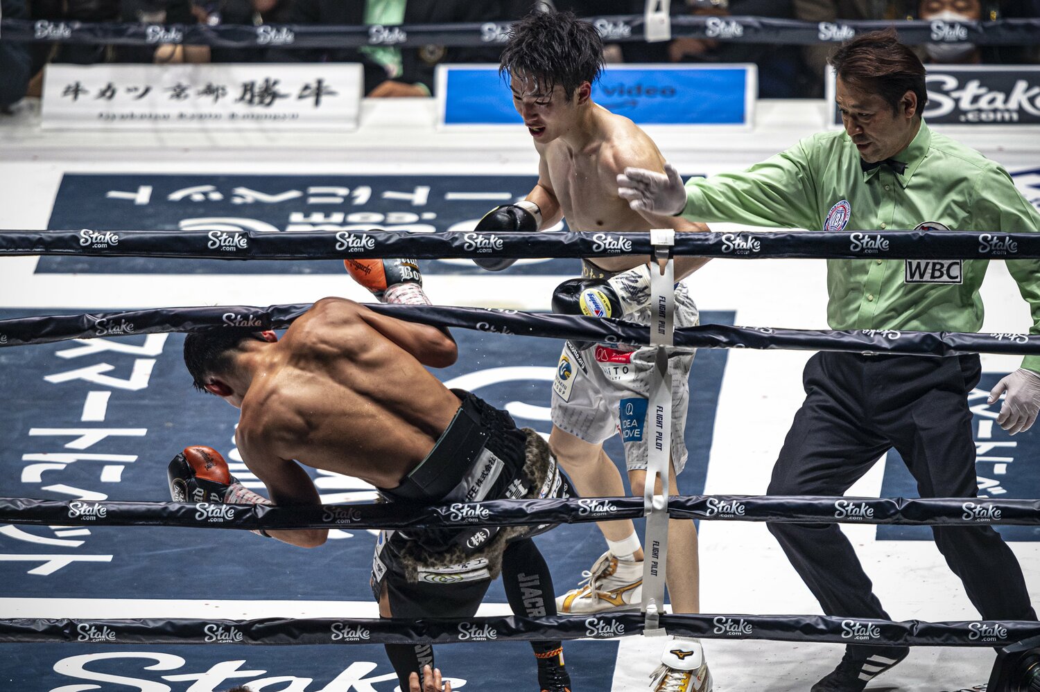 7回、寺地の右を被弾した京口がロープにもたれかかると、レフェリーが試合をストップした　©Takuya Sugiyama