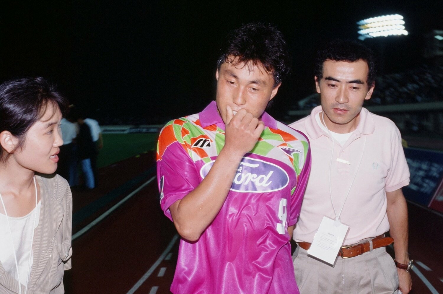 報道陣から取材を受ける盧廷潤(1993年撮影)©︎J.LEAGUE