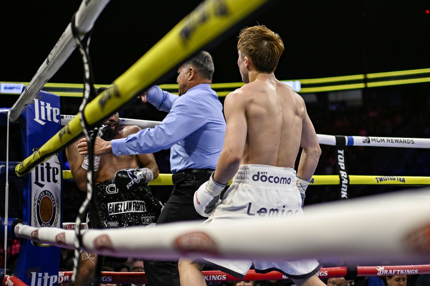 8回、井上尚弥がパンチを畳み掛けたところでレフェリーストップがかかった　©︎Hiroaki Finito Yamaguchi