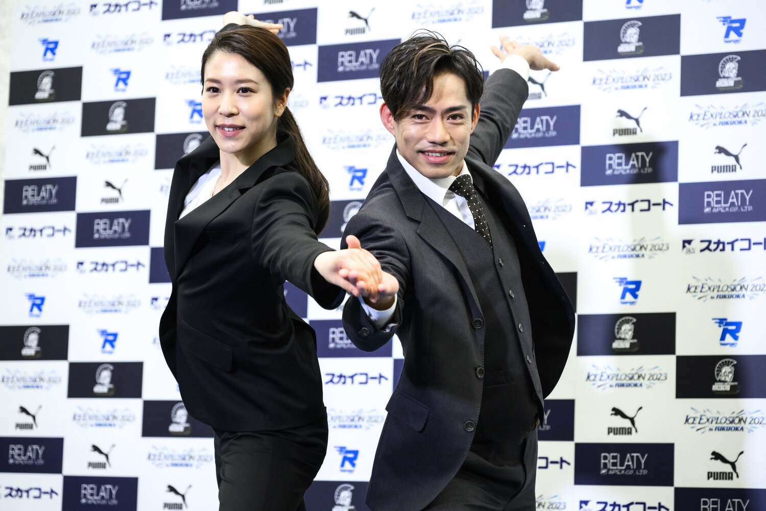 ポーズをとる2人　©Asami Enomoto