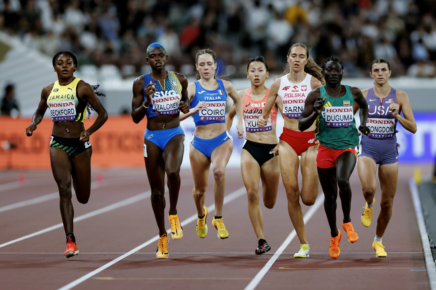 女子800m予選に出場した久保凛（中央）　©Kiichi Matsumoto