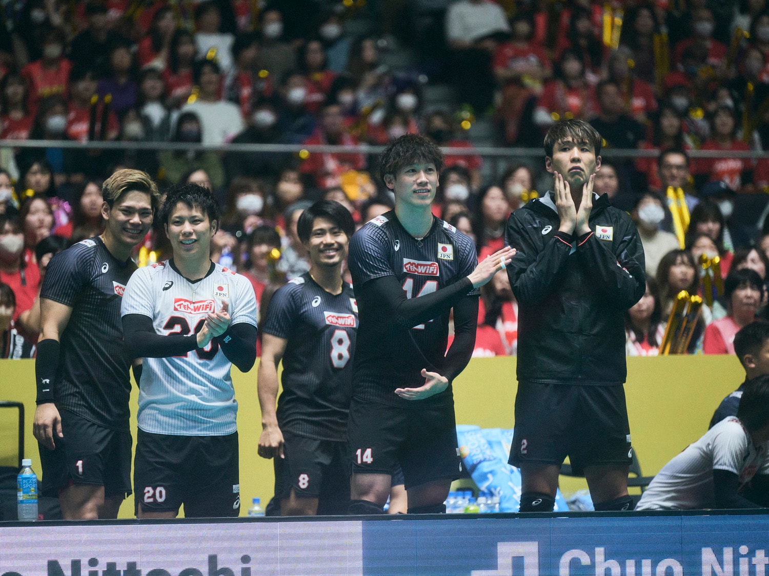 アメリカ戦をベンチから見守る選手たち。山本、西田、関田はこの笑顔 ©Yuki Suenaga