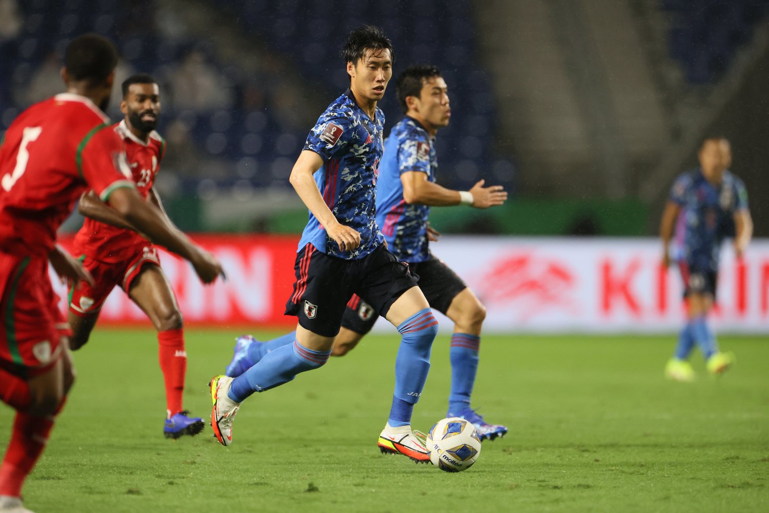 オマーン、中国との2試合で、鎌田の特長である「攻撃の起点となるプレー」は見られなかった　©JMPA