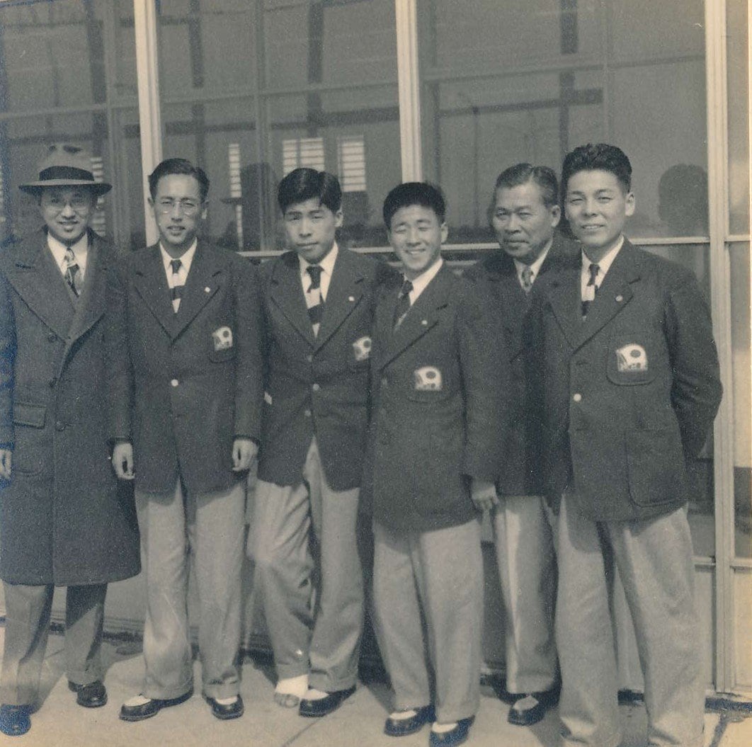 1951年のボストンマラソンに出場した日本選手団。田中茂樹は右端(本人提供)