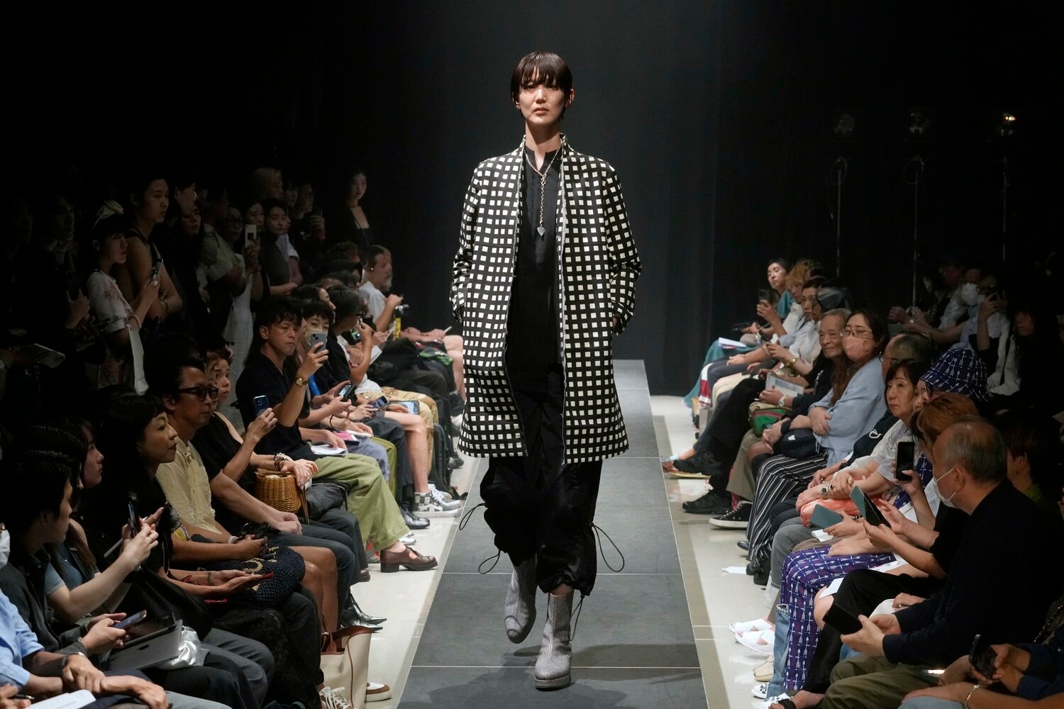 楽天ファッションウィーク2024S/Sで新作コレクションを発表したWILDFRAULEINのランウェイを歩く栗原さん（2023年）　©︎JIJI PRESS