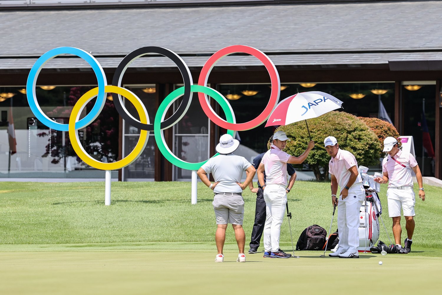 練習グリーンでパット練習を繰り返す松山英樹　©︎AFLO SPORT