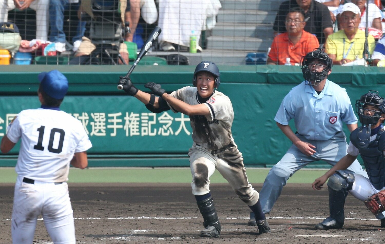 2013年夏の甲子園、聖光学院ー福井商戦。８回裏２死３塁で福井商・林克哉がタイムリーヒット。この時球審を務めていたのが金丸の父・雄一さんだ（後方）　©︎SANKEI SHIMBUN