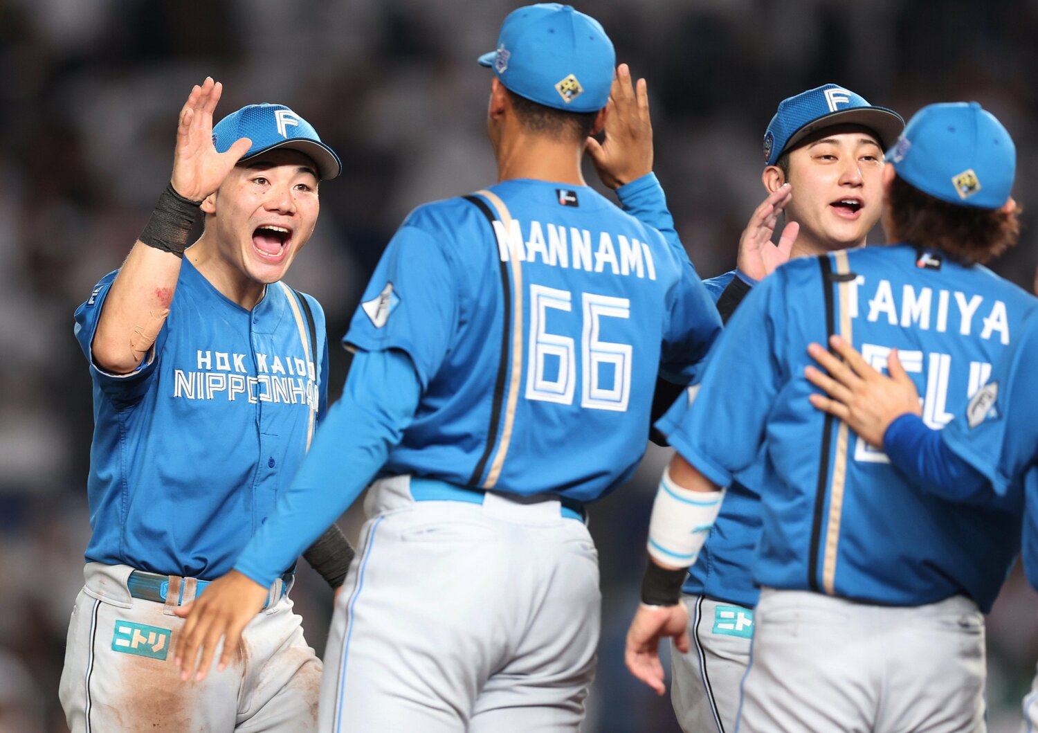 夏場以降、勝負強い打撃を見せた清宮(左）の覚醒はファイターズ躍進の大きな力となった　©︎JIJI PRESS