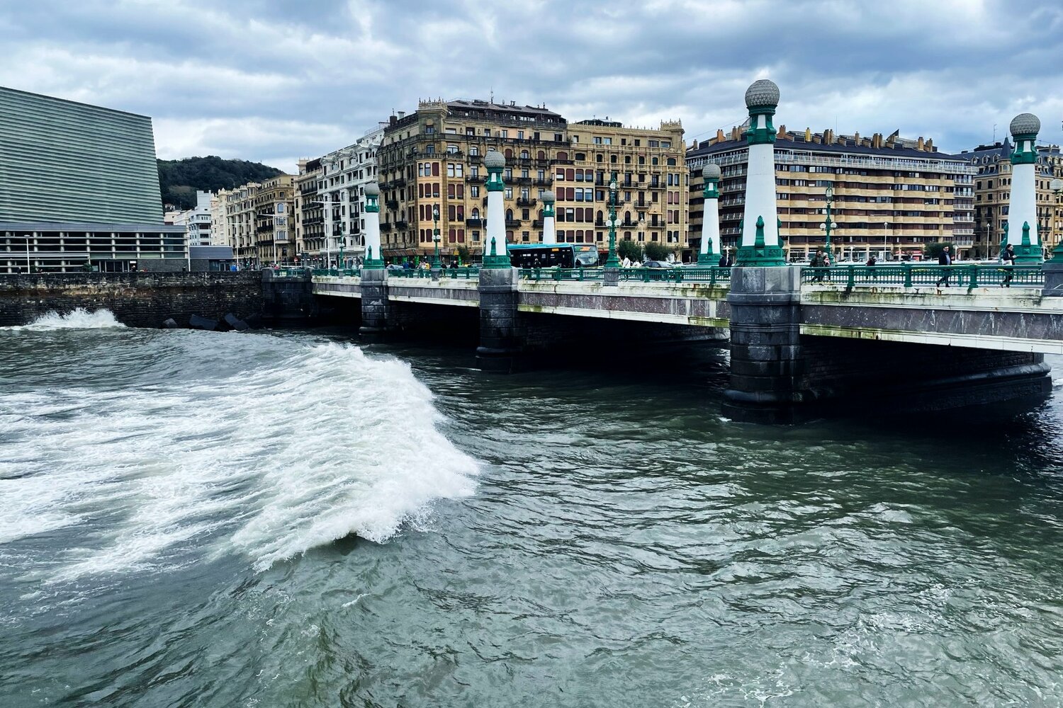 サンセバスチャンの街にかかる橋とウルメア川