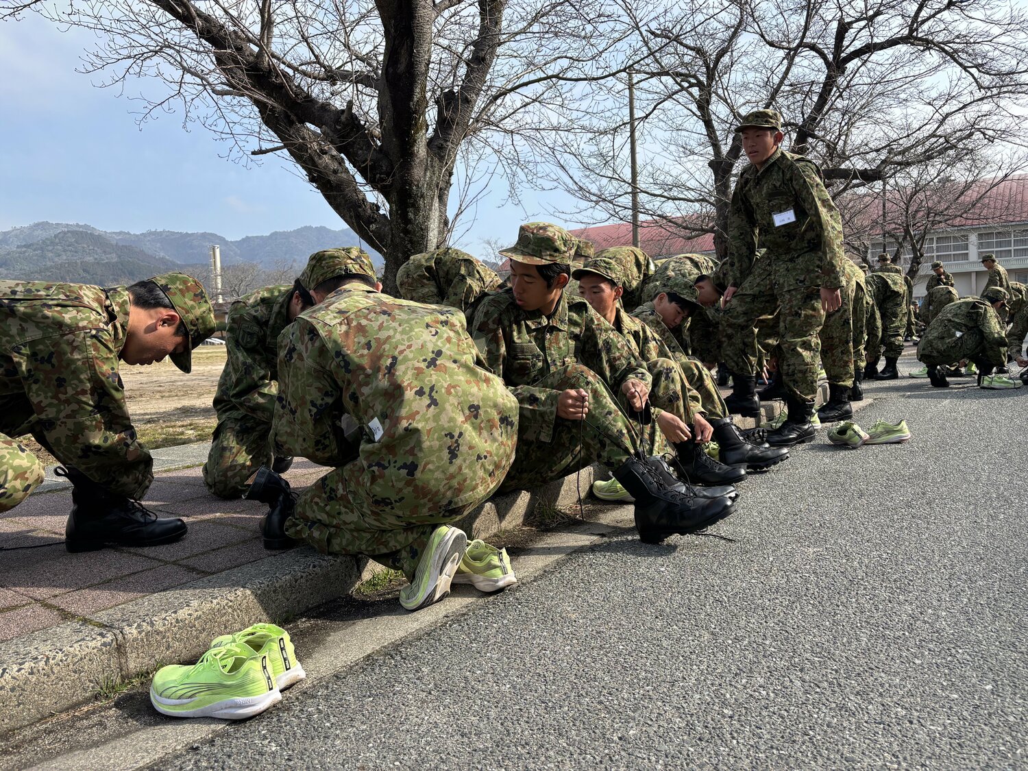 用意された迷彩服に着替えた部員たち　©︎Takahito Ando