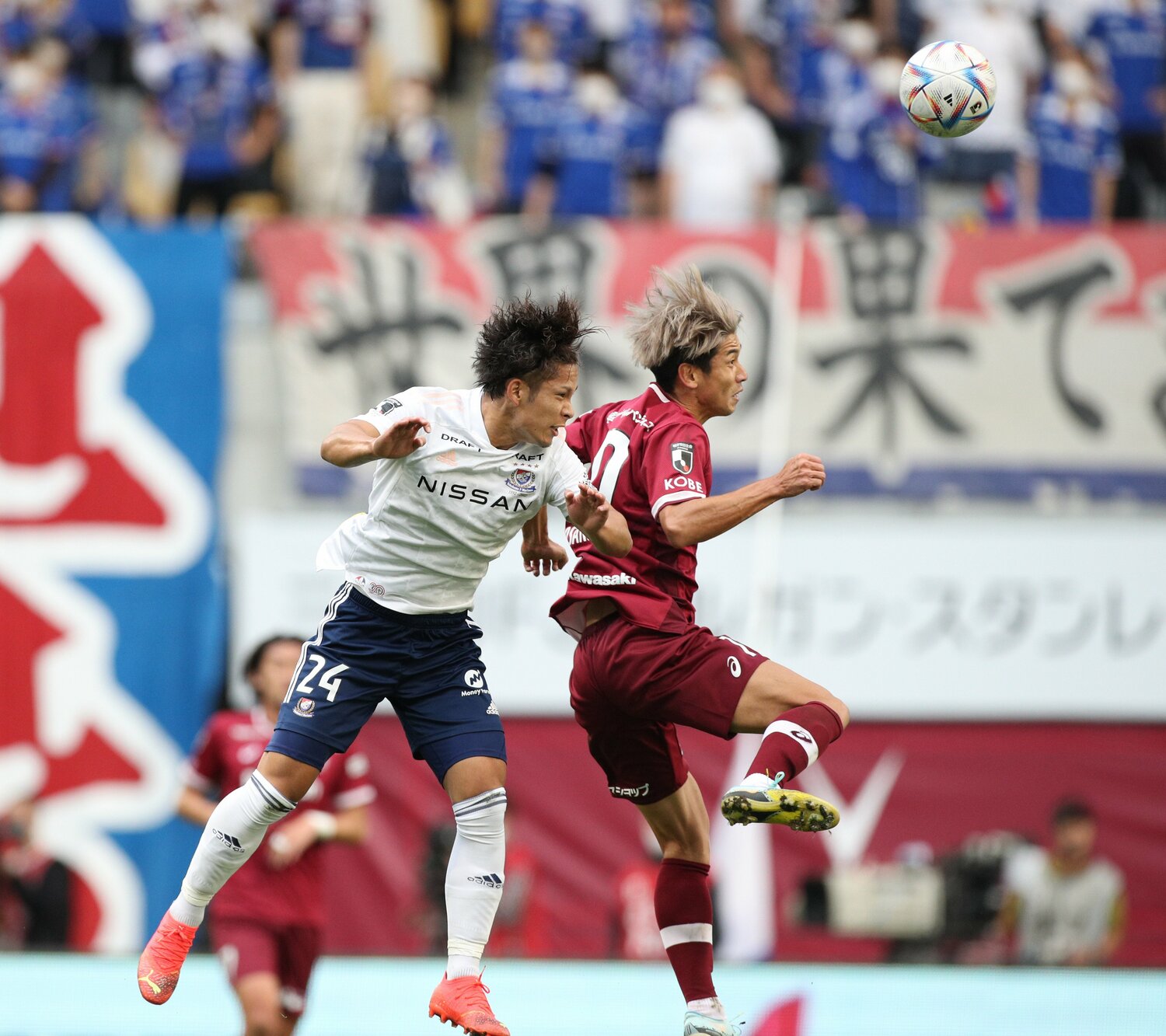 ボールを奪い合う大迫とJ1・MVPに輝いた岩田智輝(左) ©JIJI PRESS