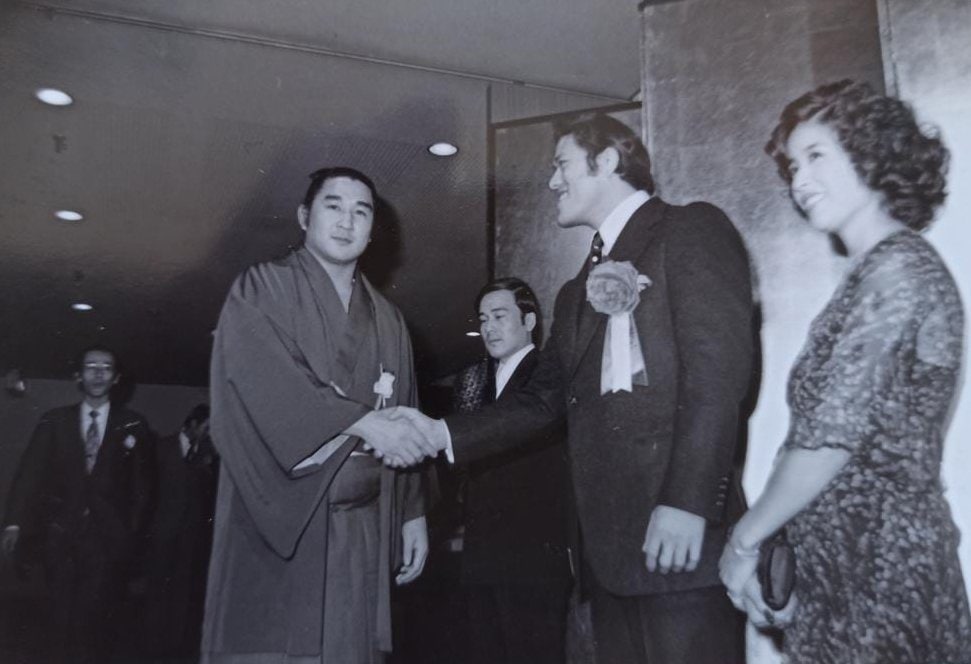 ブラジルを訪れた貴乃花関と。二人の中央が日下野さん　©Hiroaki Sawada