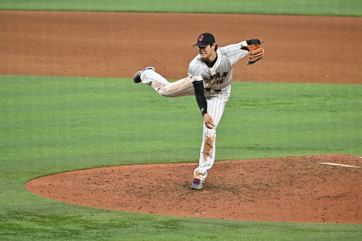 アメリカとの決勝戦9回表、クローザーとしてマウンドに立った大谷翔平。「すでにユニフォームは土にまみれていた」（NYタイムズ紙、タイラー・ケプナー記者）