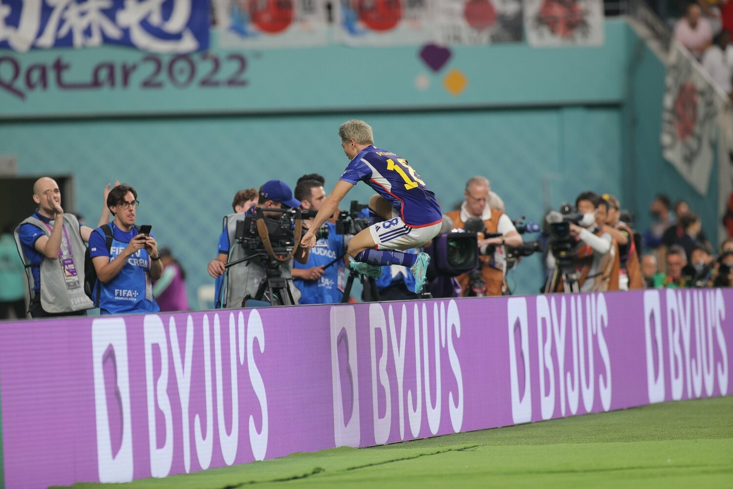 ゴール後、カメラマン席前のボードを飛び越す浅野 ©Kaoru Watanabe/JMPA