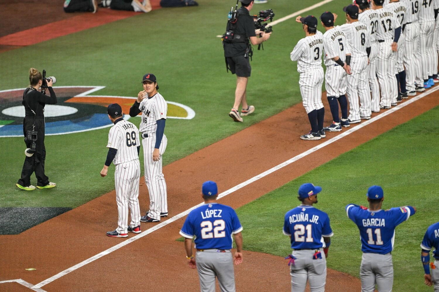 試合前の選手紹介。大谷はベネズエラ代表のメジャーリーガーに笑顔で視線を送る ©Nanae Suzuki